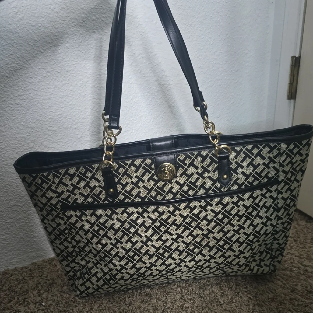 Tommy Hilfiger TH Patterned Black & Tan W/ Gold Hardware Large Tote (EUC)✨️🖤✨